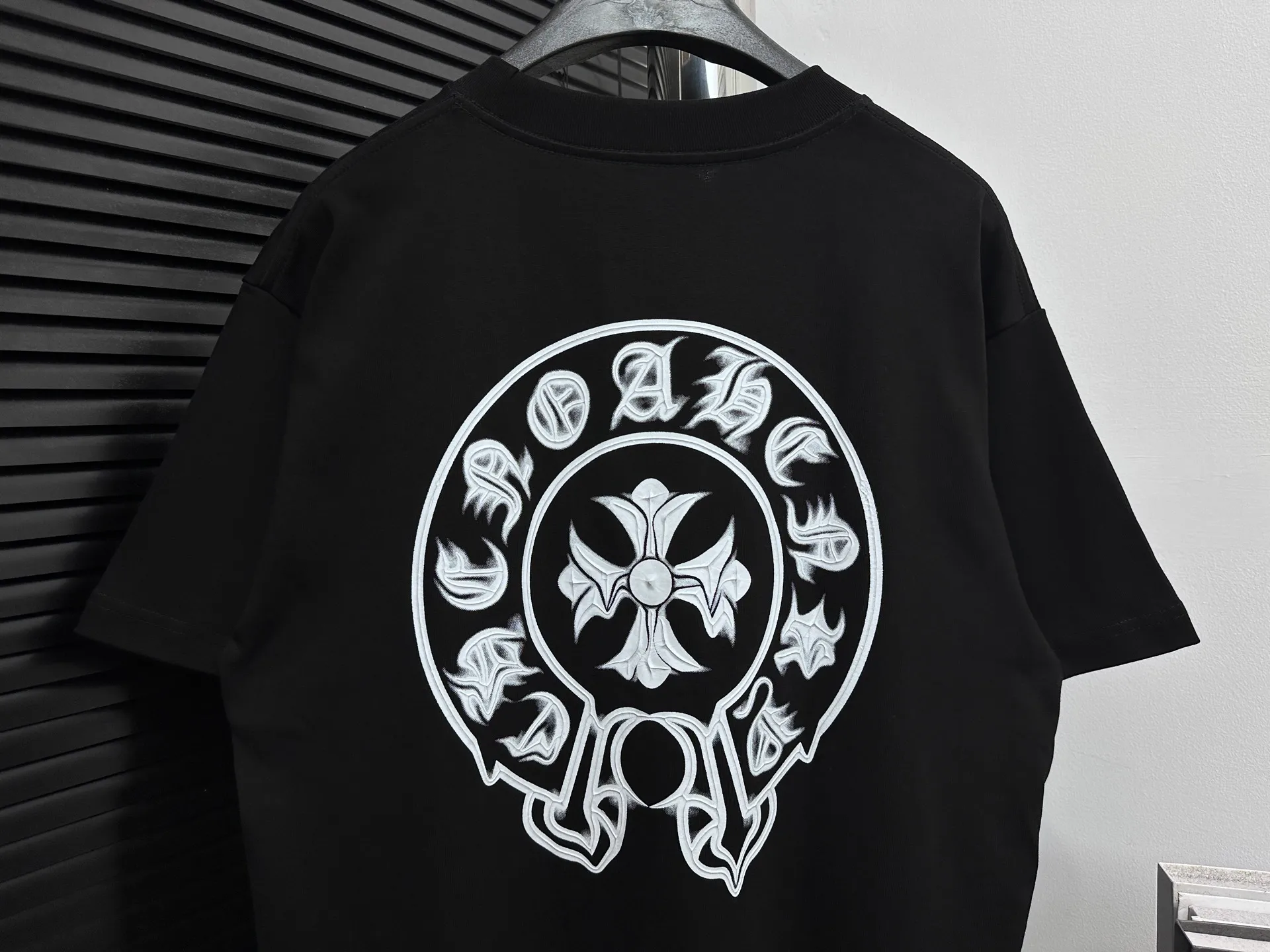 🅿️170 【ChromeHearts】Chrome Hearts 25ss stretched round neck T-shirt Original fabric Official same style Short-sleeved T-shirt Customized 260g vat-dyed fabric Very comfortable to the touch Latest brick cabinet synchronization for spring and summer Fashionable and personalized Super versatile and good-looking Suitable for both men and women A must-have style Tag Collar label Washed wheat Complete with three standards Color: Black White Size: XS-L